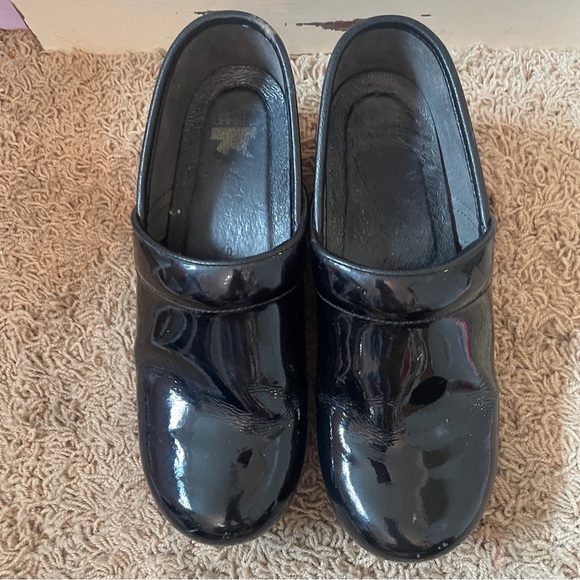 Dansko Pro 40 Black Glossy Leather Clogs Professional Shoes Nursing Slip On EUC - Picture 2 of 11